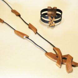 Conjunto de bisutería Iguazú Negro de Collar.Medallón y pulsera